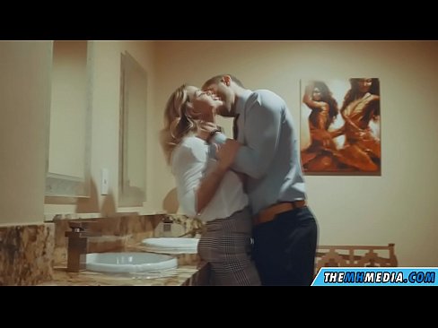 ❤️ כשבלונדינית חזה מפתה אותך בשירותים ציבוריים ❌ פורנו אנאלי אצלנו ﹏